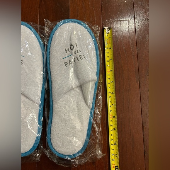 4 pairs new hotel spa Disposable Slippers Closed Toe
White Non-Slip Travel - Picture 3 of 8